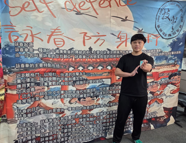 70、80年代的香港,一位年幼的男孩被電影院中的李小龍深深吸引。那一幕幕拳拳到肉的打鬥場面,不只是熱血與速度的展現,更是一種精神的召喚。對這位男孩來說,李小龍不僅是銀幕上的英雄,更成為他人生道路上的指引。如今,他就是香港詠春的重要推廣者與傳承人——歐德成師傅。