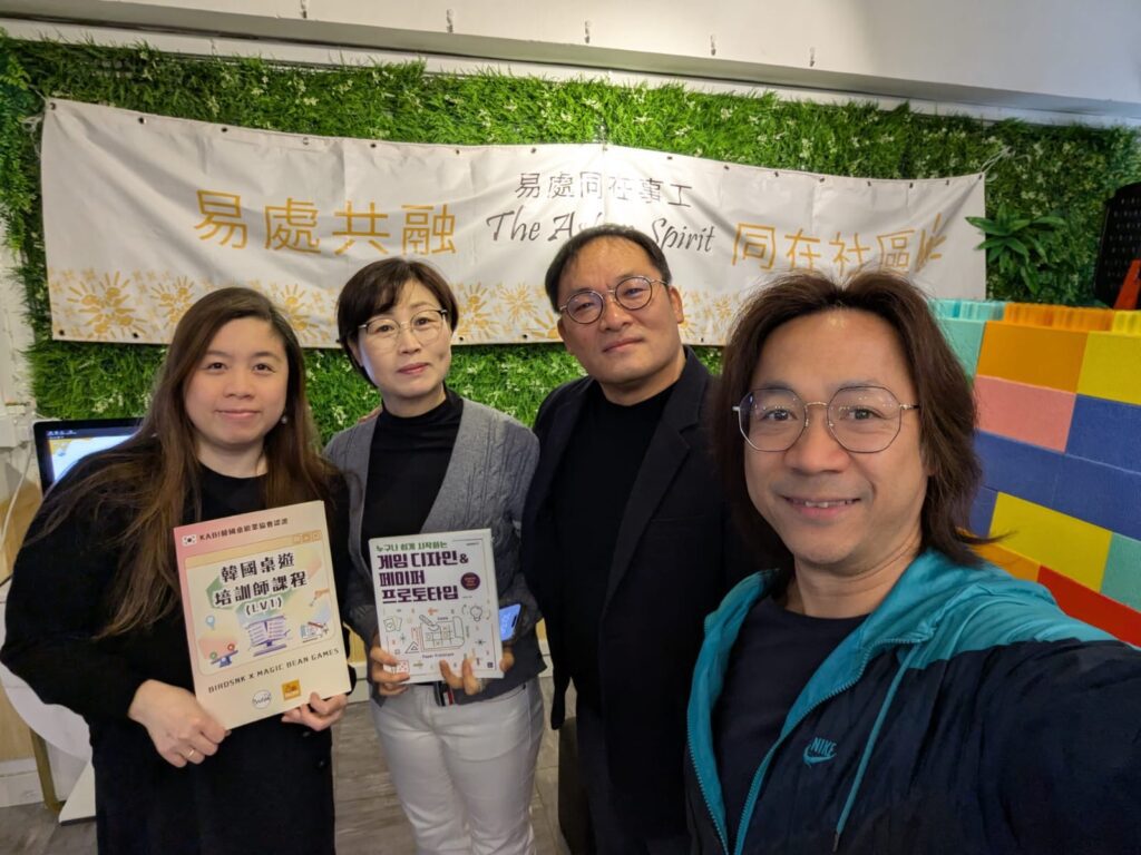 從最初對韓國教育模式的一份好奇,到今天走在支援SEN孩子的前線,鄔麗霞姑娘用桌遊打開孩子的心,也為他們的人生點起一盞盞溫暖的燈。這段旅程,不是策略經營的成功故事,而是一場以愛為本的堅持。