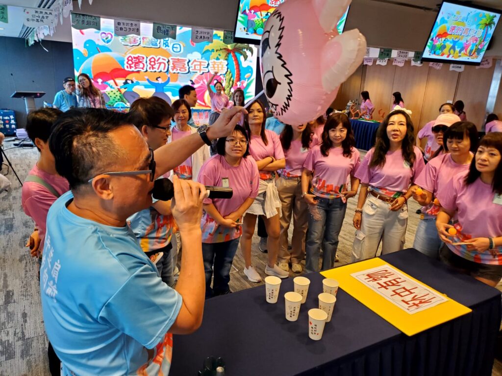 在喧囂繁忙的香港,有人選擇在中年以後重新出發,為自己與他人開啟一段充實又溫暖的旅程。聽海,就是「48+華麗單身–豐盛人生」Facebook 群組的創辦人。她不僅是一位退休行政人員,更是一位心懷願景的生活設計師,用行動連結人與人,讓單身不再孤單,讓中年變得精彩。