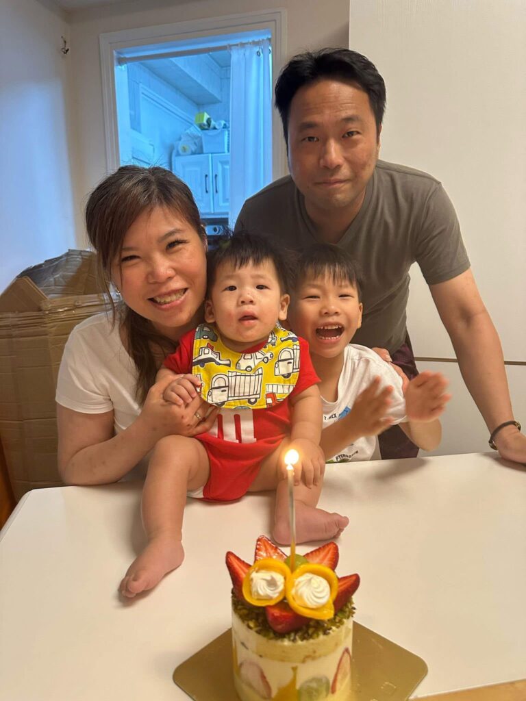 在別人眼中,Anna是一位堅強的媽媽,也是一位不斷學習成長的女性。但在她堅定的眼神背後,是一段不容易的生命旅程——從破碎的原生家庭,到成為一位特殊學習需要(SEN)孩子的母親,每一步都帶著掙扎,卻也成就了她今天的深度與溫柔。