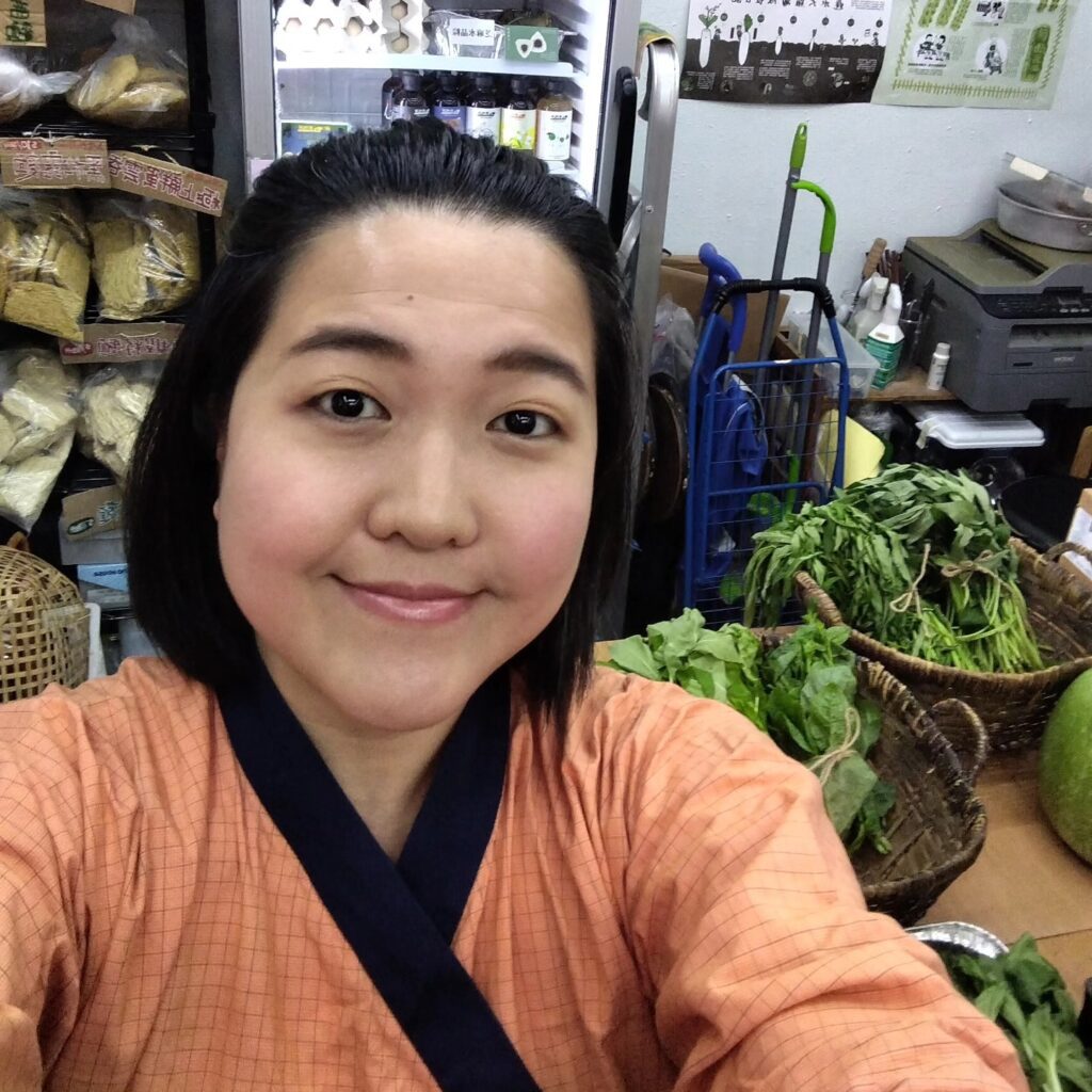 在這個講求效率與標準化的城市裡,有一個人仍然相信,菜市場可以是一個說故事的地方。Ann 沒有大聲疾呼要改變世界,也沒有口號式的理想,但她用她的方法,讓人重新看見一棵菜的背後,其實藏著很多值得我們停下來聽的聲音。