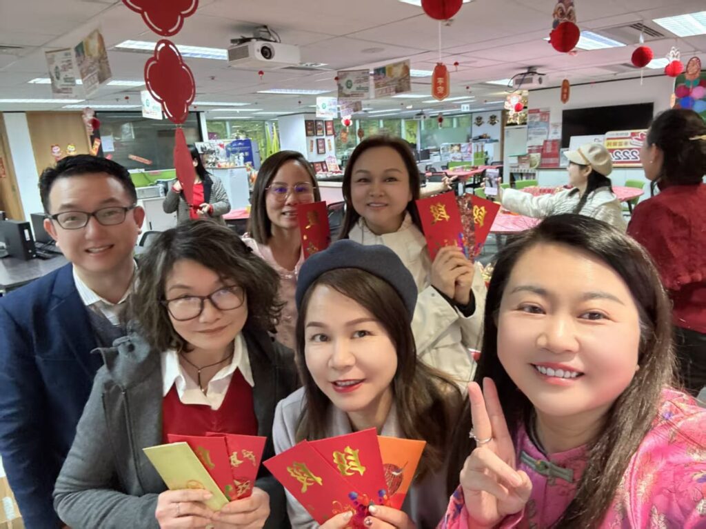 在這個節奏愈來愈快的城市裡,陸愛金是一位默默前行的人。她沒有耀眼的背景,卻有一份打不倒的堅強。她沒有耀眼的背景,卻有一份打不倒的堅強。她說:「其實我什麼都不是,只是一路走過來,跌跌碰碰,但都想用自己的故事,傳遞一點正能量。」她的語氣淡然,卻句句真誠。這份平實,來自她走過的人生。