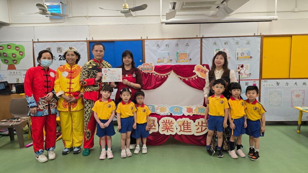 在一個充滿故事的童年裡,陳安琪戲偶師的成長道路從小便與聲音結下了不解之緣。她喜歡蜷縮在父母身旁,靜靜地聽著一個又一個精彩的故事。隨著年齡漸長,她不再只是聆聽者,更開始模仿故事中的各種角色,靠著靈活多變的聲音,吸引鄰居小朋友們成為她的忠實聽眾。每當她開始說故事,總能讓孩子們圍坐一圈,聽得津津有味。