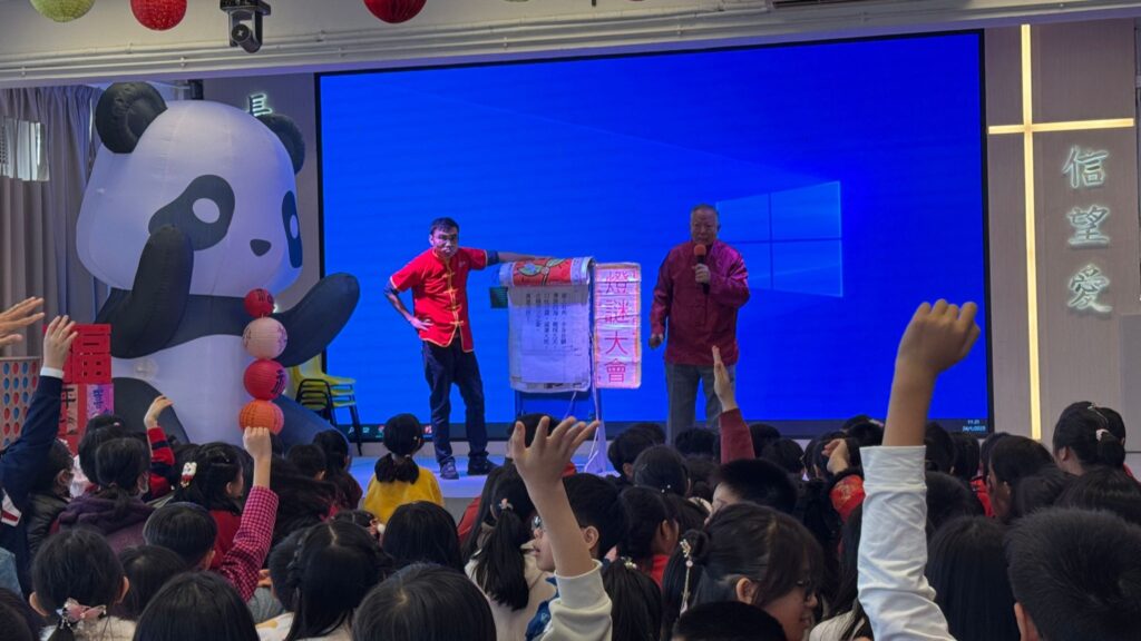 在這個資訊流轉快速的年代,人們或許已經習慣短暫閱讀與即時娛樂,但總有一些人,用一筆一劃、一字一句,為我們留住了時間的痕跡與文化的溫度。童三軍先生,就是這樣的一位耕耘者。因為他能夠將「香港97回歸」、「神舟20號」、「嫦娥六號」、甚至將:美國總統特朗普,香港奧運金牌得主:江旻憓、張家朗,都作為謎語,以擴闊謎語的範疇,且能與時並進!當然,童先生還有很多宣揚中國傳統文化和歷史的謎語。