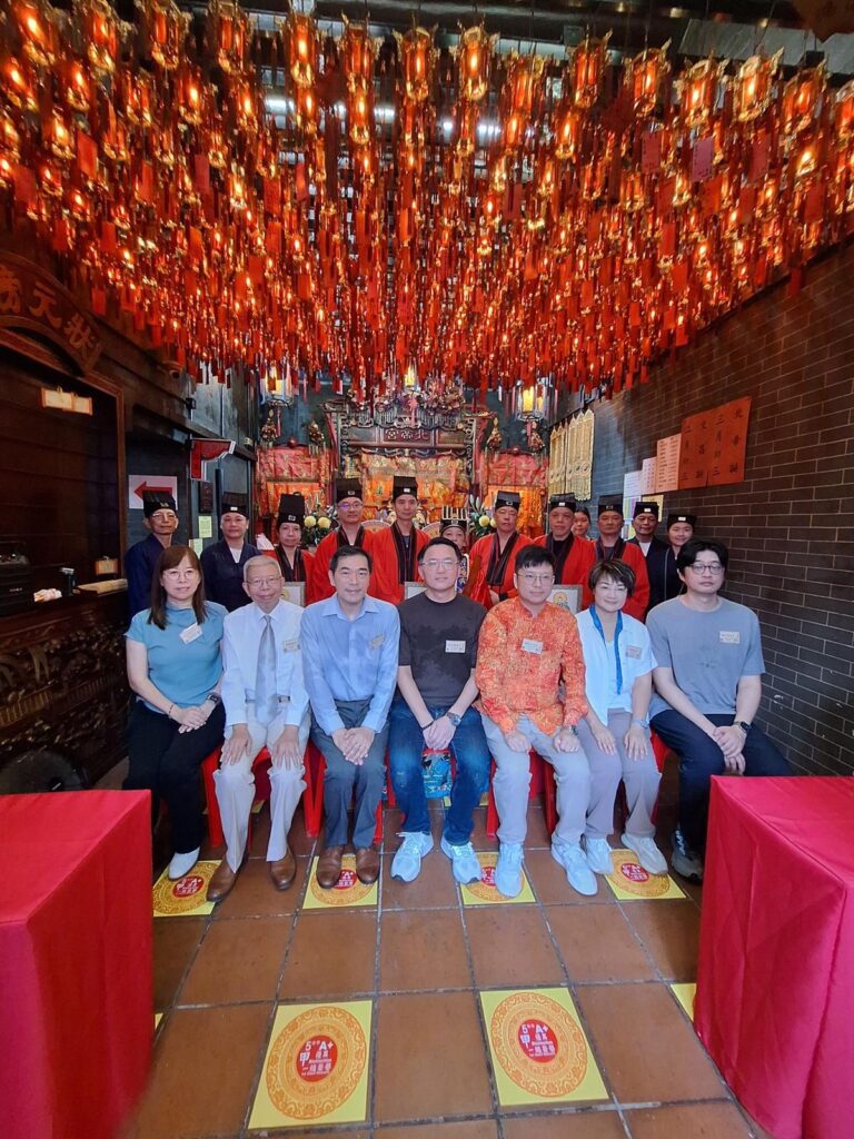 我們都會老去、會生病、會走向終點。當人生走到最後一段路,信仰是否可以陪伴我們平靜地道別?這個問題,陳靖源思考了很久,也看得很深。作為年輕一代的道教研究者,他坦白指出:在臨終關懷這一塊,道教走得還不夠遠,甚至可以說,走得太慢了。