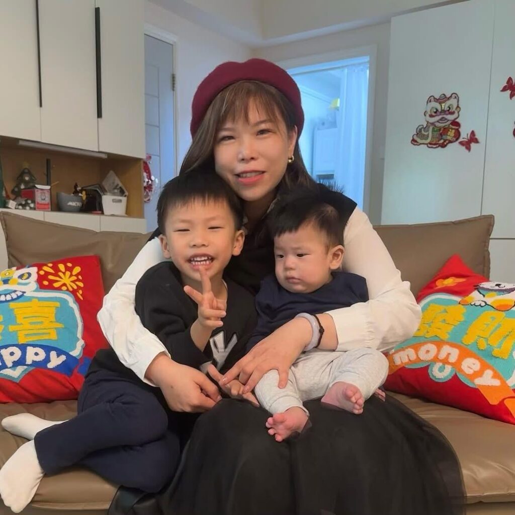 在別人眼中,Anna是一位堅強的媽媽,也是一位不斷學習成長的女性。但在她堅定的眼神背後,是一段不容易的生命旅程——從破碎的原生家庭,到成為一位特殊學習需要(SEN)孩子的母親,每一步都帶著掙扎,卻也成就了她今天的深度與溫柔。