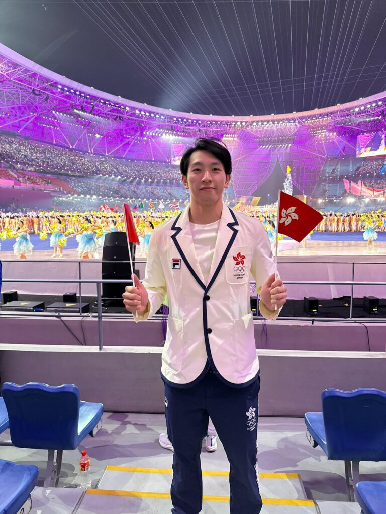 在香港這片緊湊的土地上,堅持夢想從來不是一件容易的事。尤其對於一位非職業運動員而言,把「代表香港參加比賽」這七個字變成現實,需要多少年如一日的努力與熱情?袁思偉,現任香港男子排球代表隊成員,就是這樣一個例子。他不是一出道就萬眾矚目的天才型選手,也不是在名校或專業體系中長大。他的故事,是一位普通香港年輕人,靠著對運動的熱誠、在無數失敗中學習、在現實壓力中堅持,最終走上國際賽場的旅程。