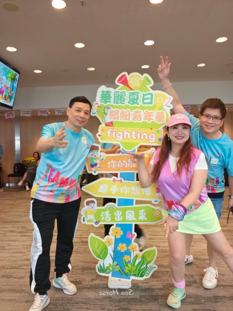 在喧囂繁忙的香港,有人選擇在中年以後重新出發,為自己與他人開啟一段充實又溫暖的旅程。聽海,就是「48+華麗單身–豐盛人生」Facebook 群組的創辦人。她不僅是一位退休行政人員,更是一位心懷願景的生活設計師,用行動連結人與人,讓單身不再孤單,讓中年變得精彩。