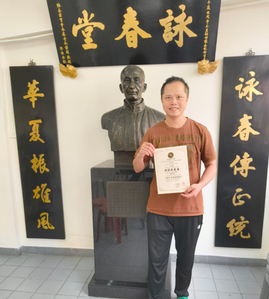 70、80年代的香港,一位年幼的男孩被電影院中的李小龍深深吸引。那一幕幕拳拳到肉的打鬥場面,不只是熱血與速度的展現,更是一種精神的召喚。對這位男孩來說,李小龍不僅是銀幕上的英雄,更成為他人生道路上的指引。如今,他就是香港詠春的重要推廣者與傳承人——歐德成師傅。