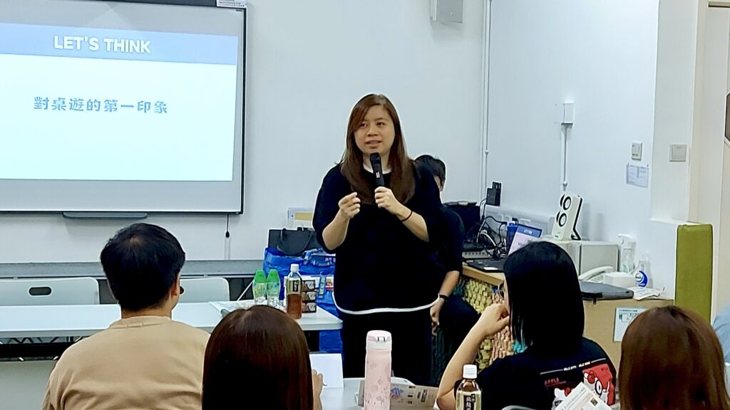 從最初對韓國教育模式的一份好奇,到今天走在支援SEN孩子的前線,鄔麗霞姑娘用桌遊打開孩子的心,也為他們的人生點起一盞盞溫暖的燈。這段旅程,不是策略經營的成功故事,而是一場以愛為本的堅持。