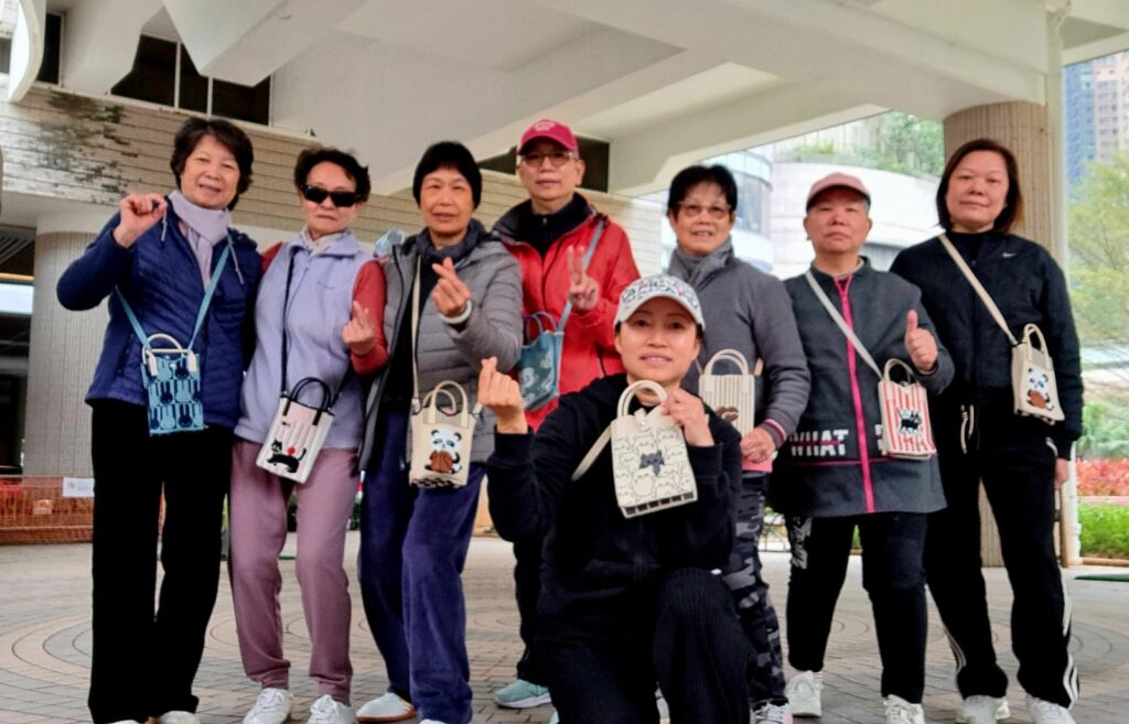 在香港將軍澳唐明街公園,每天清晨八點半,不論寒冬酷暑,都會見到一群人隨著音樂緩緩起勢。他們不是職業運動員,也不是道場弟子,而是一群街坊,由年輕到年長,甚至曾經病痛纏身,今天卻在這裡找回健康與自信。而這一切的起點,是一位名叫崔順儀 Mandy 的女士。