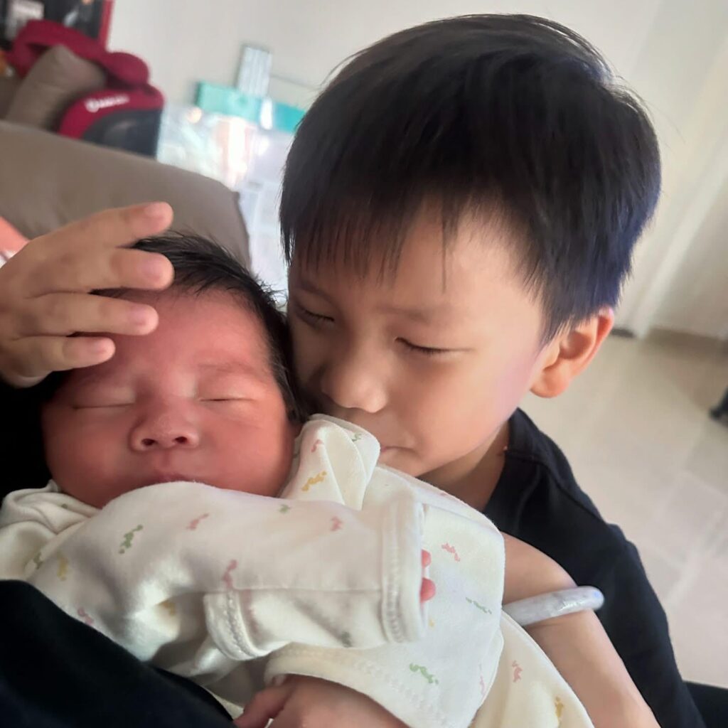 在別人眼中,Anna是一位堅強的媽媽,也是一位不斷學習成長的女性。但在她堅定的眼神背後,是一段不容易的生命旅程——從破碎的原生家庭,到成為一位特殊學習需要(SEN)孩子的母親,每一步都帶著掙扎,卻也成就了她今天的深度與溫柔。
