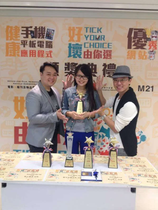 「我不是專業導演,只是一直喜歡說故事。」麥爵閎(人稱麥導)在訪談中這樣說。他的語氣平淡,卻聽得出背後那份對創作的熱愛與堅持。從短片比賽起步,到現在同時身兼創作人、教育者與社區導師,麥導走的從來不是主流或商業化的道路,但卻一步一腳印地走出屬於自己的創作生態。
