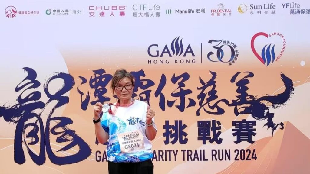 歲月不會停下腳步,但有些人懂得在過程中,重新找回生活的光彩。陸愛金,就是這樣的一位女性。她活到了中年,卻沒有讓年齡限定人生的可能。相反地,她在學習中醫與參與旗袍文化的過程中,重新認識了自己,也找回了那份久違的熱情。她說:「以前覺得中醫好苦,旗袍好老氣,點知原來,愈了解,愈發現裏面有好多智慧同美感。」