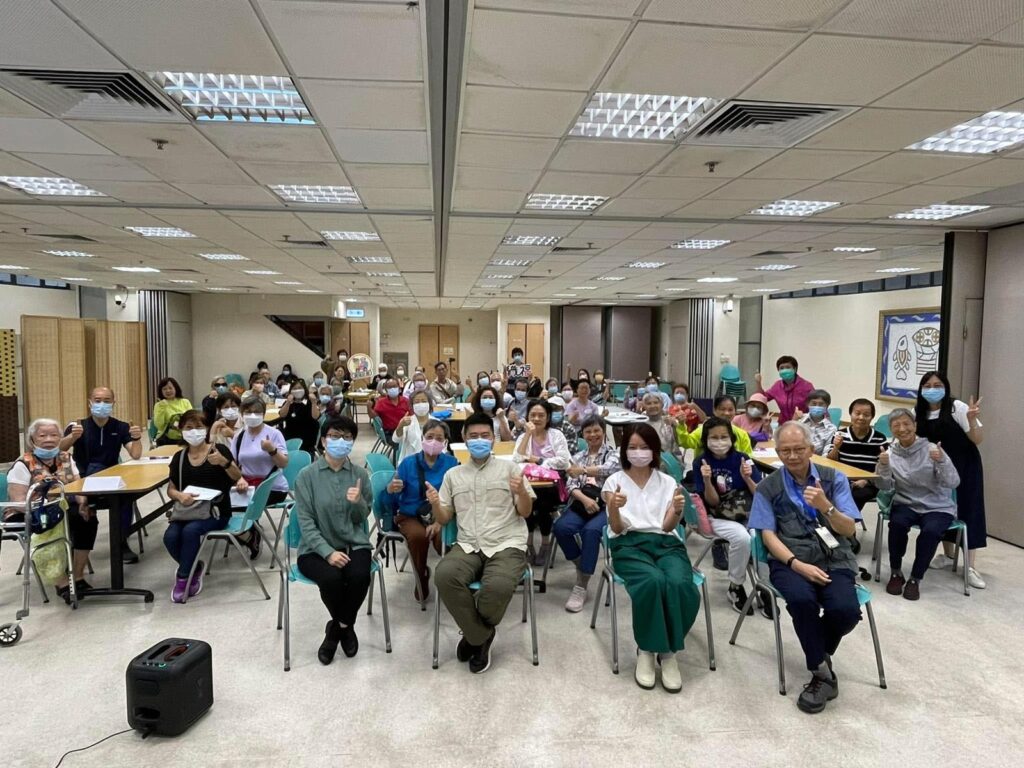 在我們的社會中,死亡往往被視為沉重而難以啟齒的話題。然而,對於經歷喪親之痛的家屬而言,如何好好送別摯愛,並在哀悼過程中得到心靈的慰藉,是極為重要的課題。「毋忘愛」總幹事楊美蓉(Grace)一直致力於推動一場殯儀文化的變革,讓喪禮不僅僅是儀式性的安排,更成為家人與摯愛之間的一場情感交流與療癒的過程。