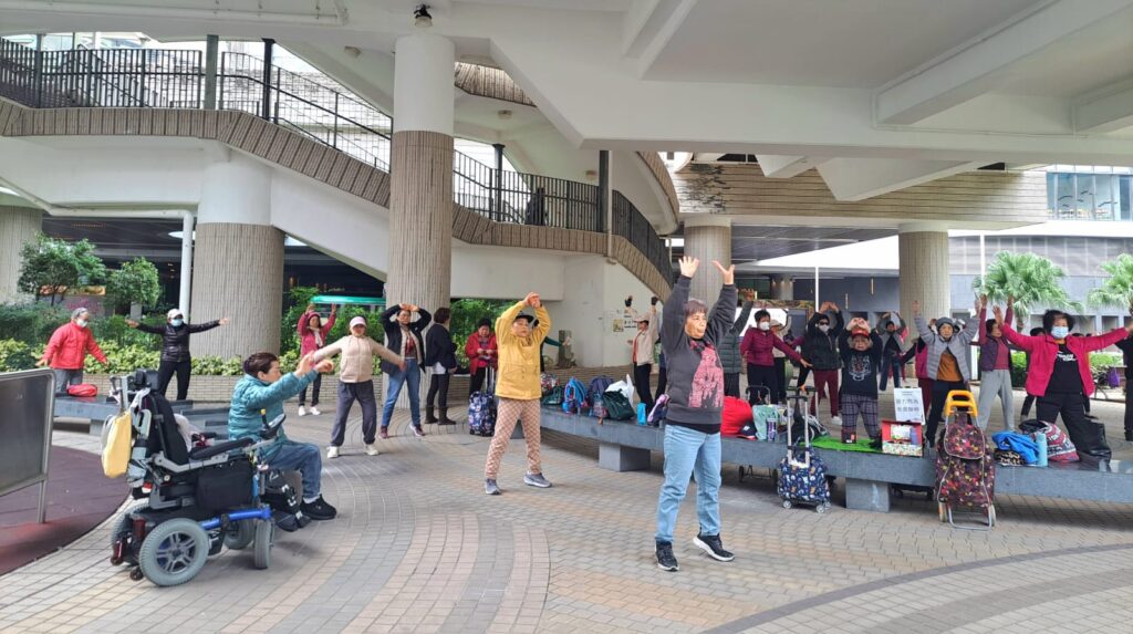 在香港將軍澳唐明街公園,每天清晨八點半,不論寒冬酷暑,都會見到一群人隨著音樂緩緩起勢。他們不是職業運動員,也不是道場弟子,而是一群街坊,由年輕到年長,甚至曾經病痛纏身,今天卻在這裡找回健康與自信。而這一切的起點,是一位名叫崔順儀 Mandy 的女士。