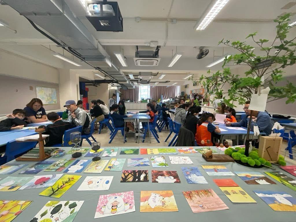 在生命的旅途中,死亡是一個無法避免的課題。當親人離世,家屬除了面對沉重的悲痛,還需處理繁瑣的喪禮事務。現今,許多機構致力於協助低收入家庭辦理喪葬事宜,但有一群人」中高收入人士」同樣需要支持,卻往往被忽略。他們或許不缺物質資源,但更需要的是心靈上的陪伴與引導。「毋忘愛」正是為這些家庭而設,為他們提供一種更具人性化、更溫暖的告別方式。