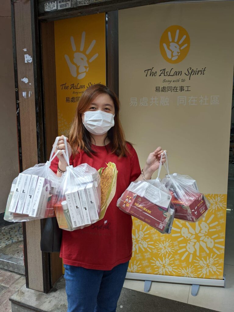 在香港這座繁忙都市,有些人選擇逆風而行,把生命投入在最需要關懷的角落。鄔麗霞姑娘,就是這樣的一位行者。她從韓國的宣教路開始,一步一步走到今天,成為香港一間服務SEN兒童和家庭的機構的靈魂人物。她的故事不關乎光環,而是關於陪伴、堅持與愛。