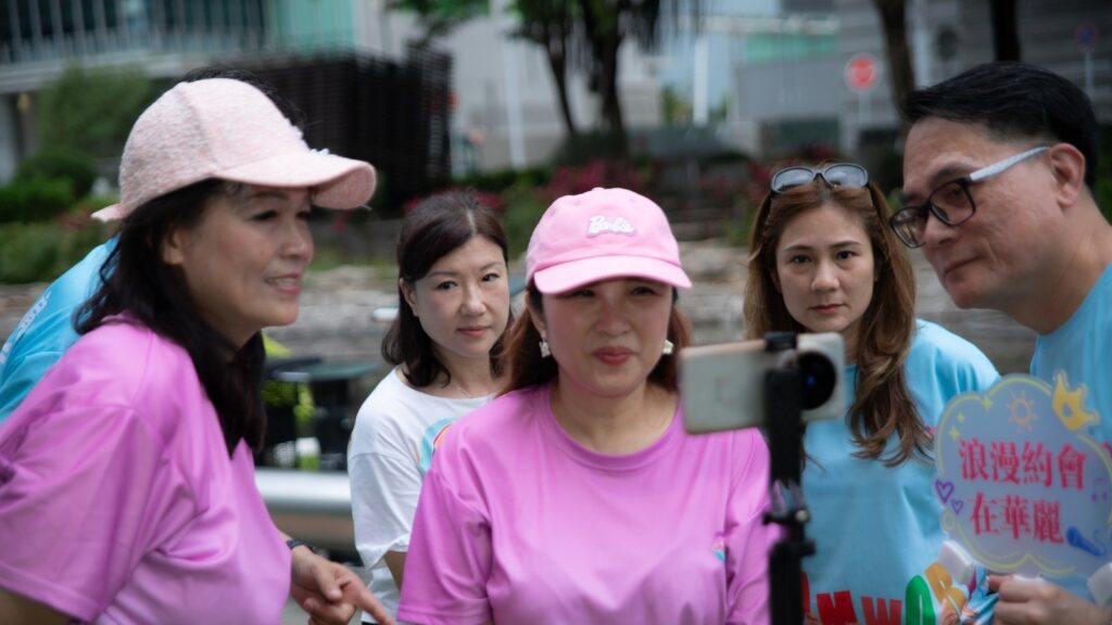 在香港,有一個超過13,000人參與的Facebook社群悄悄地改變著無數中年人的生活軌跡。這個名為「48+華麗單身–豐盛人生」的社群,並非明星代言,也不是商業平台,而是由一位經歷過兩次婚姻失敗的女性——聽海一手創立。她不是專業心理輔導員,也不是社會工作者。但她用自身的經歷與情感,建起了一個可讓人「重新開始」的溫暖家園。