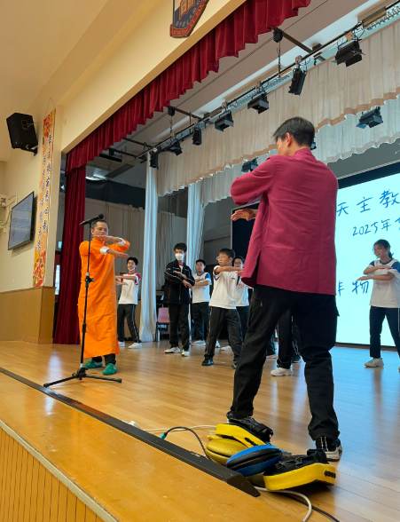 70、80年代的香港,一位年幼的男孩被電影院中的李小龍深深吸引。那一幕幕拳拳到肉的打鬥場面,不只是熱血與速度的展現,更是一種精神的召喚。對這位男孩來說,李小龍不僅是銀幕上的英雄,更成為他人生道路上的指引。如今,他就是香港詠春的重要推廣者與傳承人——歐德成師傅。