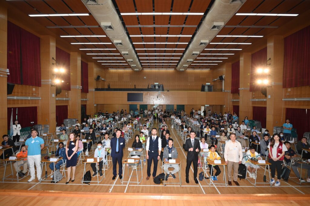 在這個資訊爆炸的年代,記憶似乎成了一項被科技取代的技能。但對於陳志華女士(Eva)而言,記憶不只是知識的儲存,更是一場場精彩絕倫的世界賽事,是鍛鍊意志與智慧的「腦袋奧運」。作為世界記憶運動協會香港區主席,Eva不僅是推動記憶運動的中流砥柱,更是香港第一位女性世界特級記憶大師。她的故事,是關於毅力、熱情,還有一群用大腦挑戰極限的選手。