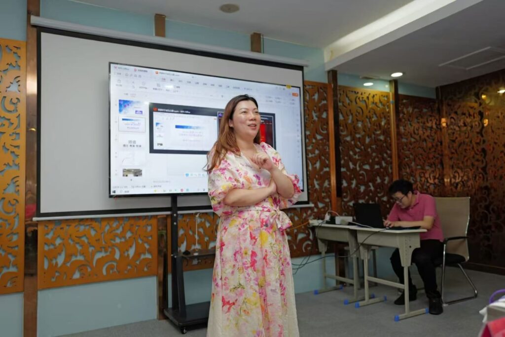 在香港這座中西文化交融的城市,有這樣一位女性,她的生命旅程橫跨東西、貫穿古今。她來自粵劇名門,卻在西方音樂中找到自我;她不只傳承戲曲,更懂得如何讓這些文化以現代教育制度延續下去,讓傳統真正「教得出、學得到」。她是張紫伶博士,一位以文化為信仰的教育行者。