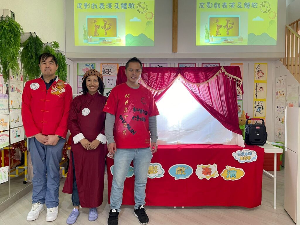 在一個充滿故事的童年裡,陳安琪戲偶師的成長道路從小便與聲音結下了不解之緣。她喜歡蜷縮在父母身旁,靜靜地聽著一個又一個精彩的故事。隨著年齡漸長,她不再只是聆聽者,更開始模仿故事中的各種角色,靠著靈活多變的聲音,吸引鄰居小朋友們成為她的忠實聽眾。每當她開始說故事,總能讓孩子們圍坐一圈,聽得津津有味。