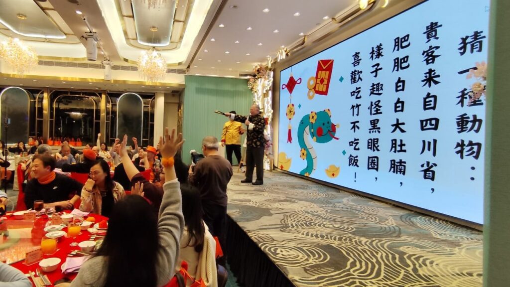 在這個資訊流轉快速的年代,人們或許已經習慣短暫閱讀與即時娛樂,但總有一些人,用一筆一劃、一字一句,為我們留住了時間的痕跡與文化的溫度。童三軍先生,就是這樣的一位耕耘者。因為他能夠將「香港97回歸」、「神舟20號」、「嫦娥六號」、甚至將:美國總統特朗普,香港奧運金牌得主:江旻憓、張家朗,都作為謎語,以擴闊謎語的範疇,且能與時並進!當然,童先生還有很多宣揚中國傳統文化和歷史的謎語。
