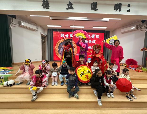 六月,是「香港非遺月」,一個屬於傳統技藝與文化守護者的季節。而在這樣的時刻,我們走進歐德成師傅的世界——一位以一張張臉譜,演繹千面人生的非遺傳承者。他的故事,不只是藝術的追尋,更是一段跨越地域、融合創新的非遺傳承之旅。