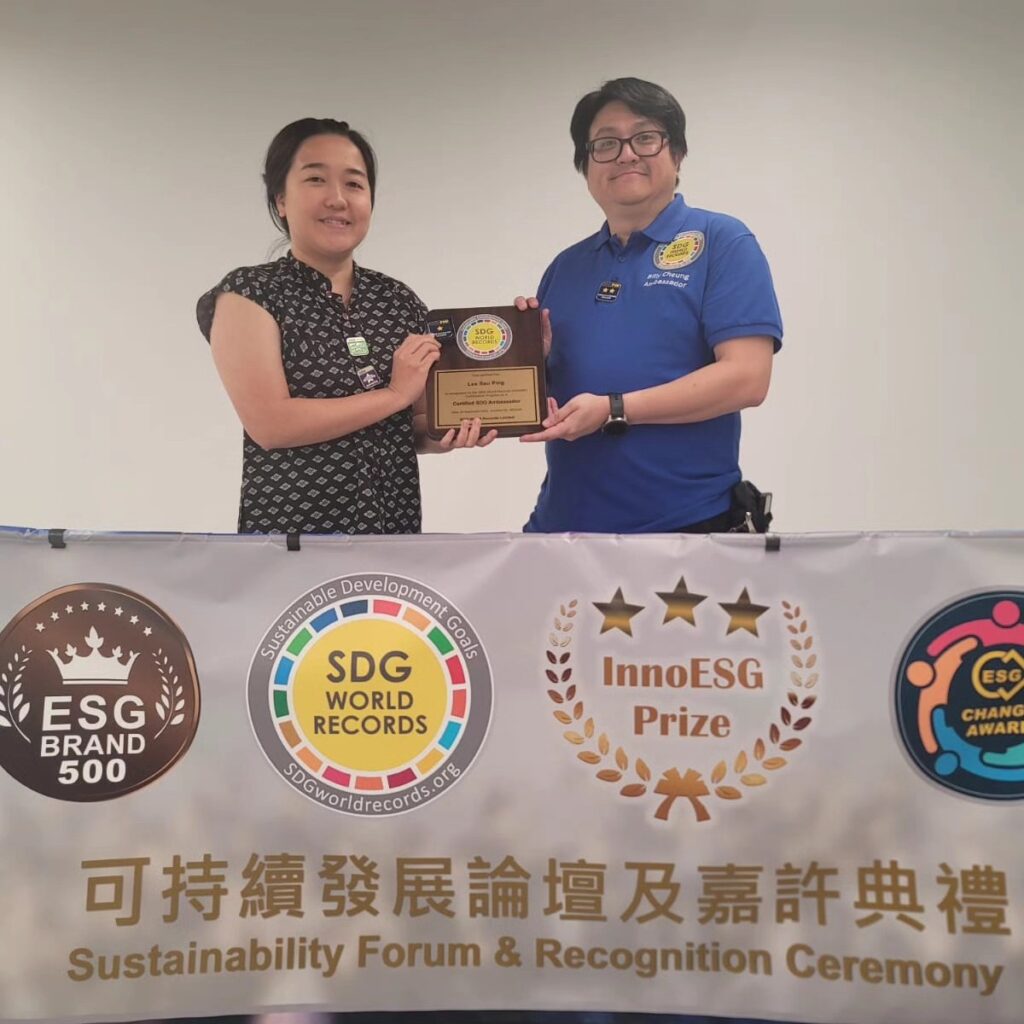 在這個講求效率與標準化的城市裡,有一個人仍然相信,菜市場可以是一個說故事的地方。Ann 沒有大聲疾呼要改變世界,也沒有口號式的理想,但她用她的方法,讓人重新看見一棵菜的背後,其實藏著很多值得我們停下來聽的聲音。