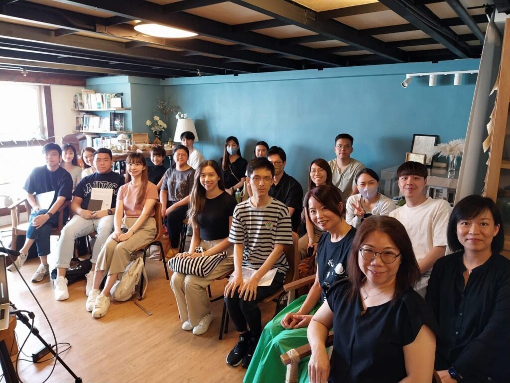 在生命的旅途中,死亡是一個無法避免的課題。當親人離世,家屬除了面對沉重的悲痛,還需處理繁瑣的喪禮事務。現今,許多機構致力於協助低收入家庭辦理喪葬事宜,但有一群人」中高收入人士」同樣需要支持,卻往往被忽略。他們或許不缺物質資源,但更需要的是心靈上的陪伴與引導。「毋忘愛」正是為這些家庭而設,為他們提供一種更具人性化、更溫暖的告別方式。