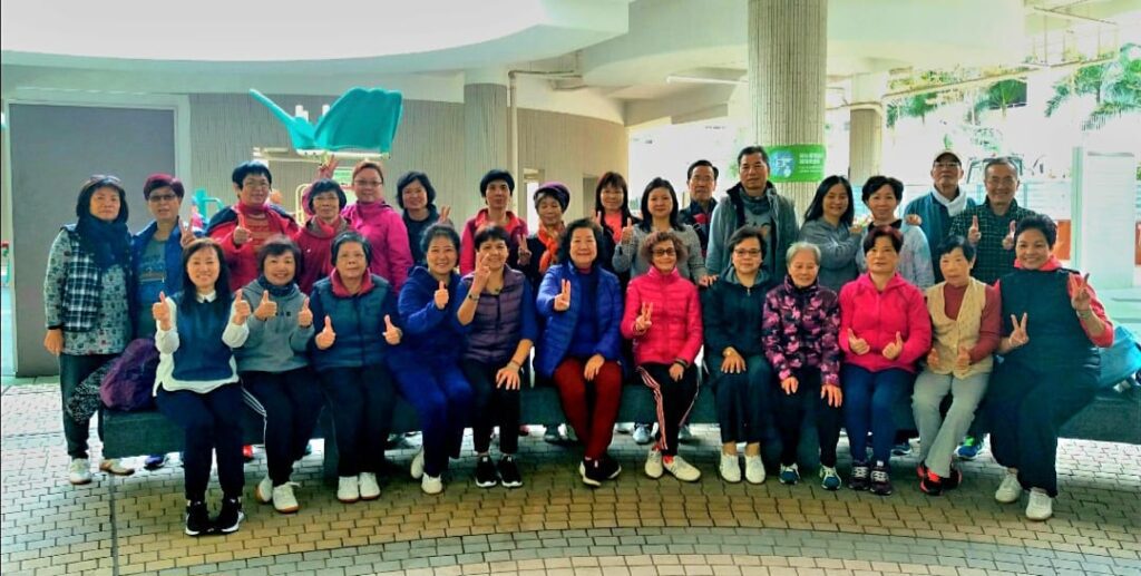 在香港將軍澳唐明街公園,每天清晨八點半,不論寒冬酷暑,都會見到一群人隨著音樂緩緩起勢。他們不是職業運動員,也不是道場弟子,而是一群街坊,由年輕到年長,甚至曾經病痛纏身,今天卻在這裡找回健康與自信。而這一切的起點,是一位名叫崔順儀 Mandy 的女士。