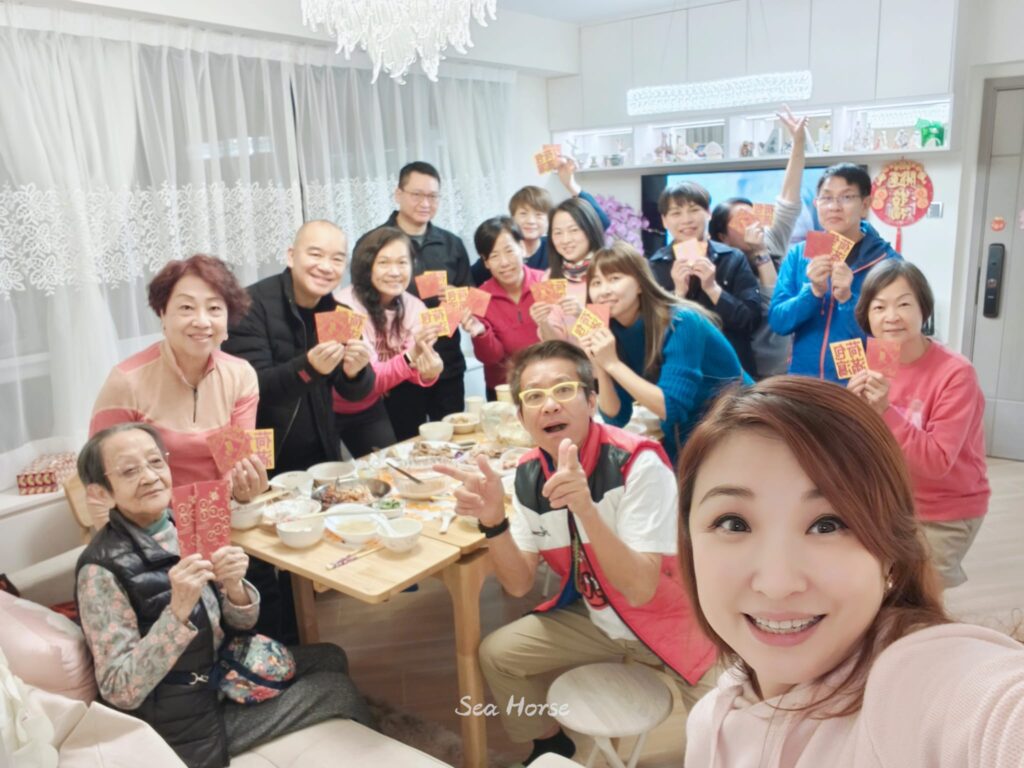 在喧囂繁忙的香港,有人選擇在中年以後重新出發,為自己與他人開啟一段充實又溫暖的旅程。聽海,就是「48+華麗單身–豐盛人生」Facebook 群組的創辦人。她不僅是一位退休行政人員,更是一位心懷願景的生活設計師,用行動連結人與人,讓單身不再孤單,讓中年變得精彩。