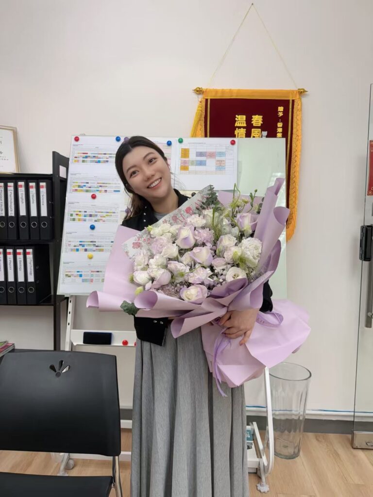 離開溫哥華的安穩生活,張紫伶博士選擇回港,走進制度的荒野,為粵劇與教育開拓一條前人未走過的路。她不是為了職位,也不是為了名聲,而是因為一個信念:傳統文化不能只靠熱情傳承,更需要現代制度的支持,才能走得遠、走得深。