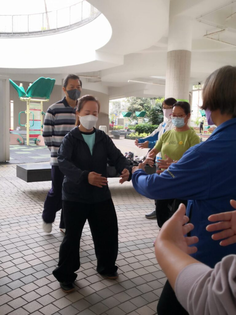 她不是運動員出身,也不是中醫專家,更不是什麼知名導師,但十二年來,崔順儀 Mandy 用她的雙手、雙腳和一顆堅定的心,讓健身氣功在將軍澳的社區中生根發芽,影響了無數街坊的生命。她用行動證明:推動健康,不需要什麼背景,只需要一份初心與持之以恆的愛。