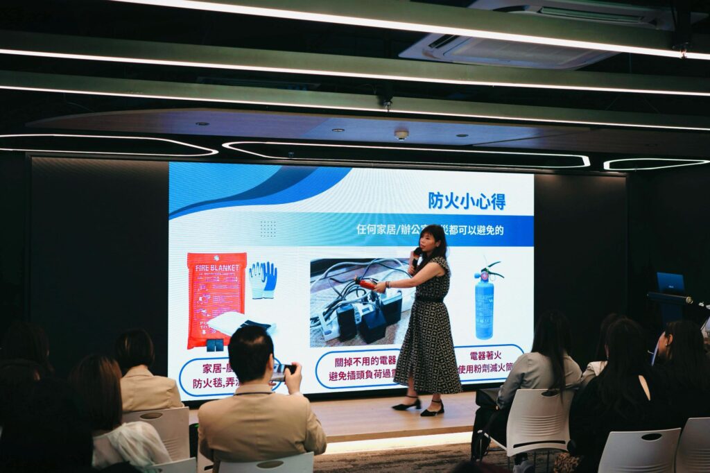 在成為媽媽之前,Anna一直覺得自己「唔叻」,成長過程中經常被比較、被否定,令她對自己失去信心。她說:「我由細到大都唔覺得自己有乜特別。屋企人成日話我唔夠人叻,又冇主見。慢慢我就習慣咗收埋自己,唔敢講嘢,唔敢出頭。」但她萬萬沒想到,人生的轉捩點,竟然是從一個媽媽聚會開始。