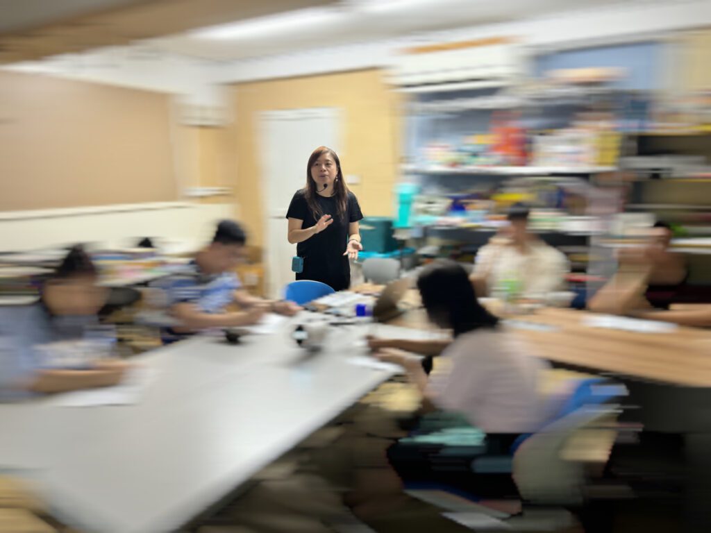 在香港這座繁忙都市,有些人選擇逆風而行,把生命投入在最需要關懷的角落。鄔麗霞姑娘,就是這樣的一位行者。她從韓國的宣教路開始,一步一步走到今天,成為香港一間服務SEN兒童和家庭的機構的靈魂人物。她的故事不關乎光環,而是關於陪伴、堅持與愛。