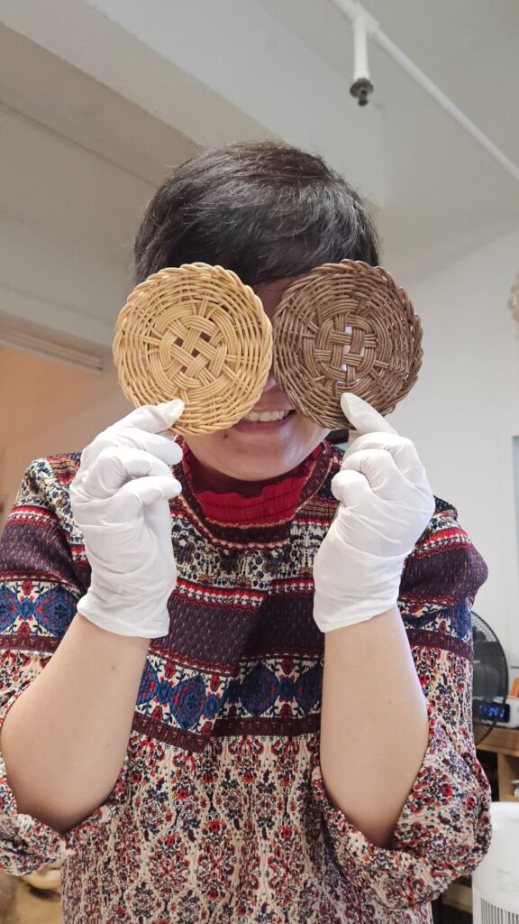 在香港繁忙的步伐中,有一位媽媽,悄悄走出了一條屬於自己的療癒之路。她不是名人,也沒有高調的光環,但她的故事,卻讓人感受到溫柔的力量。她叫 Queenie,朋友們親切地稱她為 QQ老師。