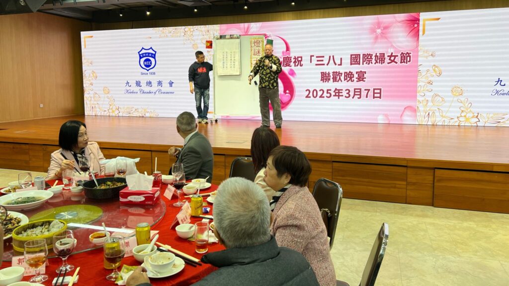 在這個資訊流轉快速的年代,人們或許已經習慣短暫閱讀與即時娛樂,但總有一些人,用一筆一劃、一字一句,為我們留住了時間的痕跡與文化的溫度。童三軍先生,就是這樣的一位耕耘者。因為他能夠將「香港97回歸」、「神舟20號」、「嫦娥六號」、甚至將:美國總統特朗普,香港奧運金牌得主:江旻憓、張家朗,都作為謎語,以擴闊謎語的範疇,且能與時並進!當然,童先生還有很多宣揚中國傳統文化和歷史的謎語。