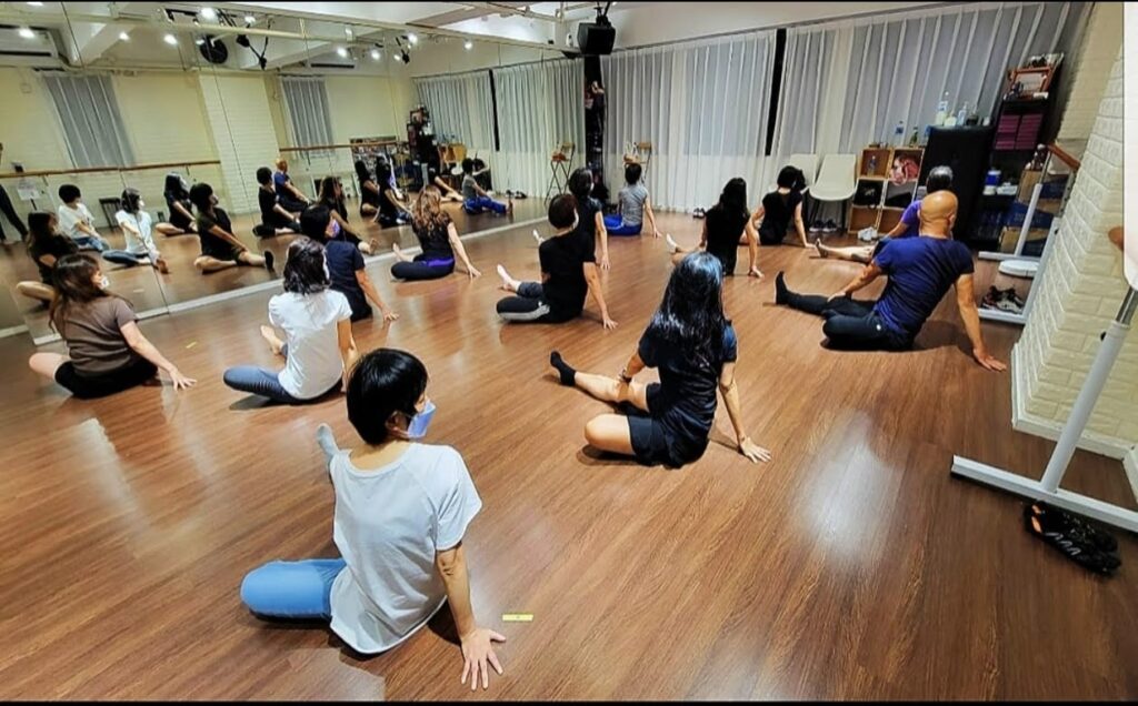在喧囂繁忙的香港,有人選擇在中年以後重新出發,為自己與他人開啟一段充實又溫暖的旅程。聽海,就是「48+華麗單身–豐盛人生」Facebook 群組的創辦人。她不僅是一位退休行政人員,更是一位心懷願景的生活設計師,用行動連結人與人,讓單身不再孤單,讓中年變得精彩。