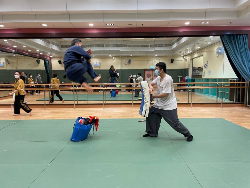 陳達夫師父,一位在香港武術界頗具聲望的師範,從不諱言自己年少時是個「打機打到唔願郁」的宅男。如今的他,是香港技擊運動總會的總教練,專精詠春,並融合氣功與多派武術哲理,將武術視為修身、養性、育人的生命之道。這段由虛擬世界走向真實功夫的旅程,始於一次偶然的邀約。