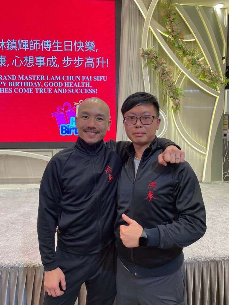 在香港一間社區藥房,你或許曾遇見一位親切的店員,耐心地為顧客解說藥物與健康資訊。但這位笑容可嘉的店員梁家豪,還有另一個身份——一位堅持練武、以汗水灌溉夢想的武術愛好者。從年少時的街頭小子,到站上國際武術比賽場,他的故事不張揚,卻充滿力量。