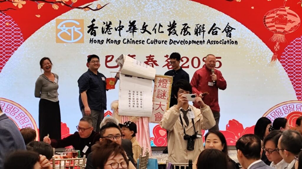 在這個資訊流轉快速的年代,人們或許已經習慣短暫閱讀與即時娛樂,但總有一些人,用一筆一劃、一字一句,為我們留住了時間的痕跡與文化的溫度。童三軍先生,就是這樣的一位耕耘者。因為他能夠將「香港97回歸」、「神舟20號」、「嫦娥六號」、甚至將:美國總統特朗普,香港奧運金牌得主:江旻憓、張家朗,都作為謎語,以擴闊謎語的範疇,且能與時並進!當然,童先生還有很多宣揚中國傳統文化和歷史的謎語。