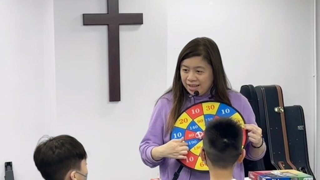 在香港這座繁忙都市,有些人選擇逆風而行,把生命投入在最需要關懷的角落。鄔麗霞姑娘,就是這樣的一位行者。她從韓國的宣教路開始,一步一步走到今天,成為香港一間服務SEN兒童和家庭的機構的靈魂人物。她的故事不關乎光環,而是關於陪伴、堅持與愛。