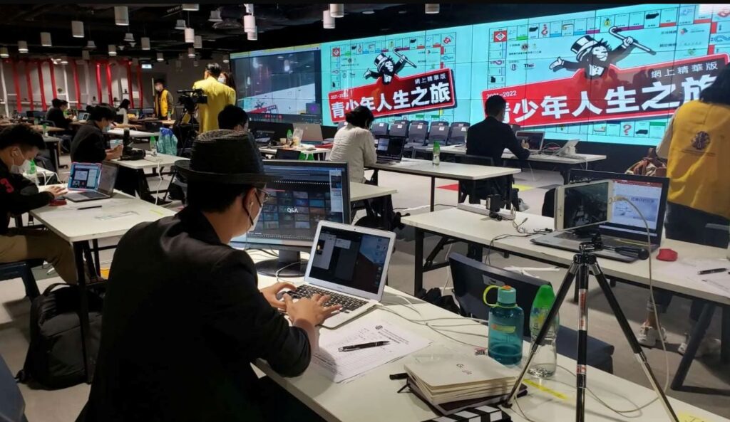 他不是主流舞台上的耀眼明星,卻用無數個微電影、工作坊和社區活動,影響了一群又一群人。他是麥爵閎(人稱麥導),一位導演,也是一位教育者,更是一位用故事傳遞希望的行者。他的作品不一定會在電影院上映,但他的理念正悄悄地在社區、在學校、在生活中開花結果。他相信,每個人都有故事,只要願意分享,便能在這個世界留下有意義的痕跡。