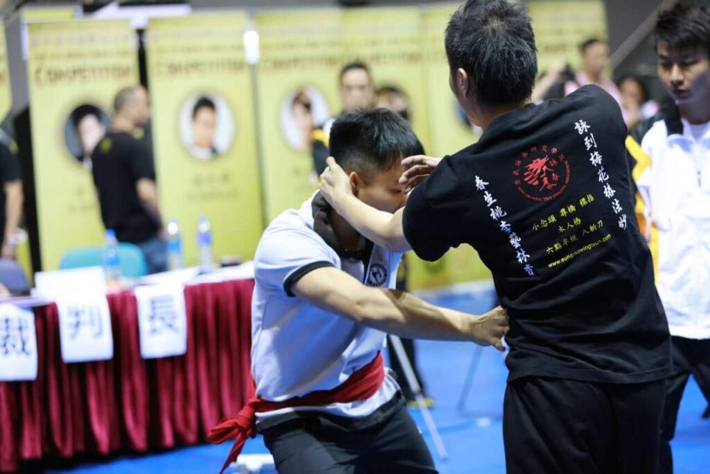 陳達夫師父,一位在香港武術界頗具聲望的師範,從不諱言自己年少時是個「打機打到唔願郁」的宅男。如今的他,是香港技擊運動總會的總教練,專精詠春,並融合氣功與多派武術哲理,將武術視為修身、養性、育人的生命之道。這段由虛擬世界走向真實功夫的旅程,始於一次偶然的邀約。