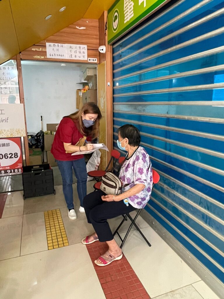 在城市的日常喧囂中，總有人默默耕耘、靜靜守候。鄔麗霞姑娘，正是這樣一位溫柔而堅定的同行者。她相信，每一個困境中的家庭與孩子，都值得被看見、被理解，更重要的，是被陪伴。