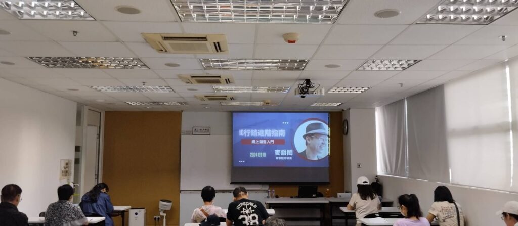 他不是主流舞台上的耀眼明星,卻用無數個微電影、工作坊和社區活動,影響了一群又一群人。他是麥爵閎(人稱麥導),一位導演,也是一位教育者,更是一位用故事傳遞希望的行者。他的作品不一定會在電影院上映,但他的理念正悄悄地在社區、在學校、在生活中開花結果。他相信,每個人都有故事,只要願意分享,便能在這個世界留下有意義的痕跡。