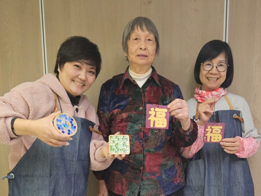 在社區裡,有一群默默耕耘的婦女,她們不是舞台上的主角,但卻是生活中最溫柔的力量。Queenie,就是這樣一位牽起眾人、播下改變種子的社區推手。美孚,是她的家,也是她夢想起飛的地方。