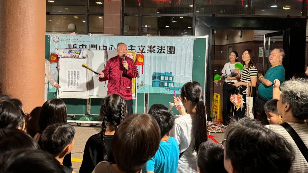 在這個資訊流轉快速的年代,人們或許已經習慣短暫閱讀與即時娛樂,但總有一些人,用一筆一劃、一字一句,為我們留住了時間的痕跡與文化的溫度。童三軍先生,就是這樣的一位耕耘者。因為他能夠將「香港97回歸」、「神舟20號」、「嫦娥六號」、甚至將:美國總統特朗普,香港奧運金牌得主:江旻憓、張家朗,都作為謎語,以擴闊謎語的範疇,且能與時並進!當然,童先生還有很多宣揚中國傳統文化和歷史的謎語。